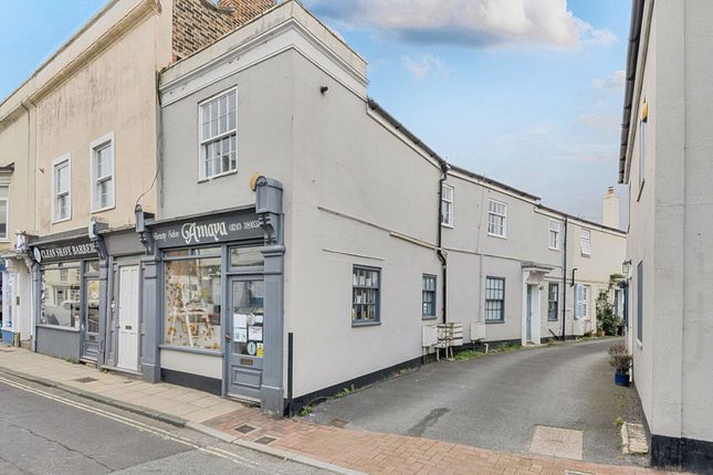 1 bed property, in West Street, £190,000