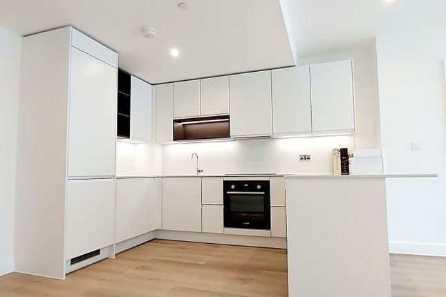 2 bed property, in SE3, £560,000