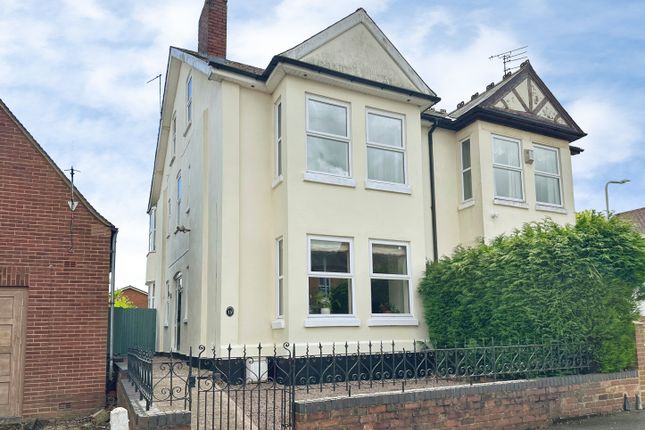 5 bed property, in York Avenue, £450,000