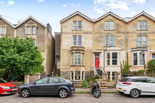 2 bed property, in Eastfield Road, £275,000