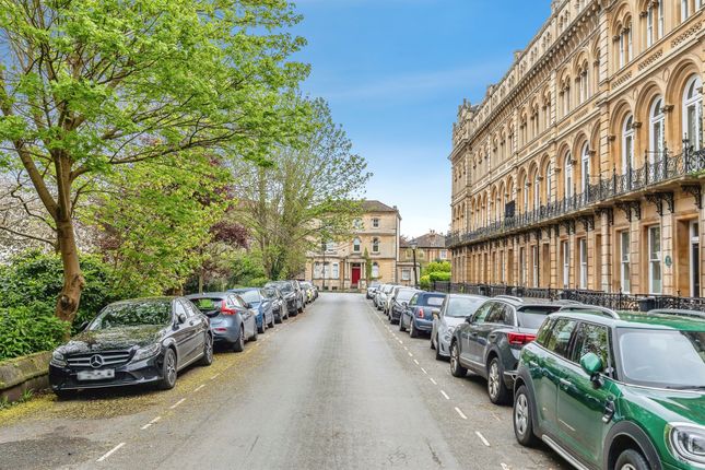 3 bed property, in Victoria Square, £475,000