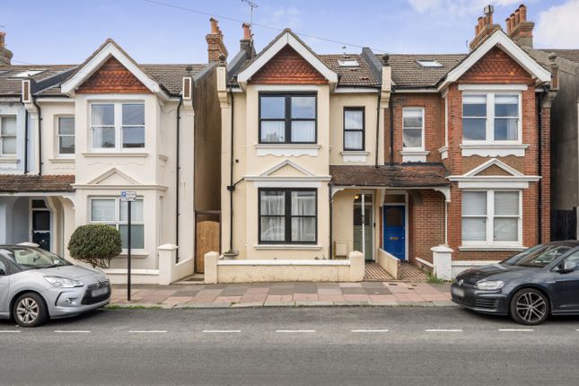5 bed property, in Arundel Road, £825,000