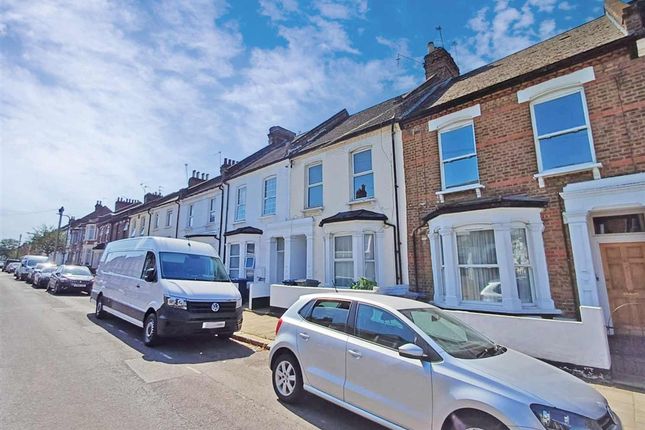 1 bed property, in Villiers Road, £200,000