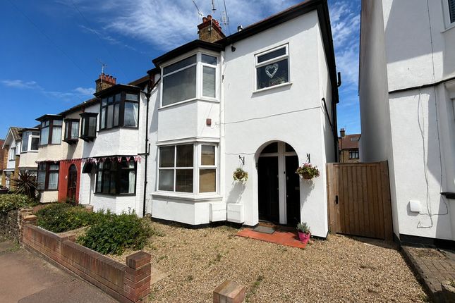 1 bed property, in Westbourne Grove, £160,000