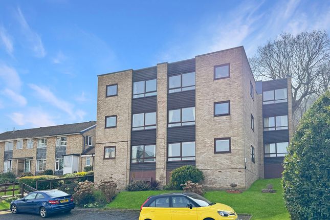 2 bed property, in Queens Road, £180,000