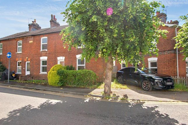 2 bed property, in Danvers Road, £350,000