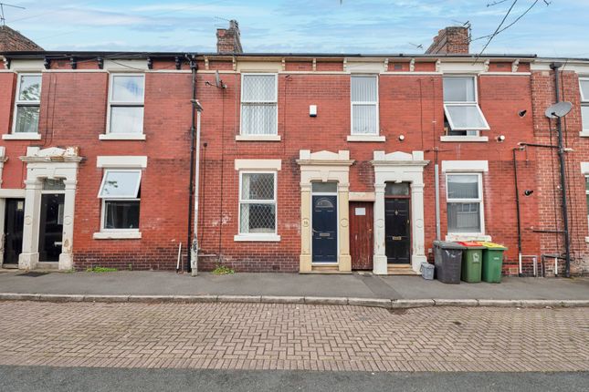 2 bed property, in Lowndes Street, £125,000