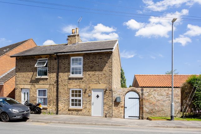 2 bed property, in Station Lane, £200,000