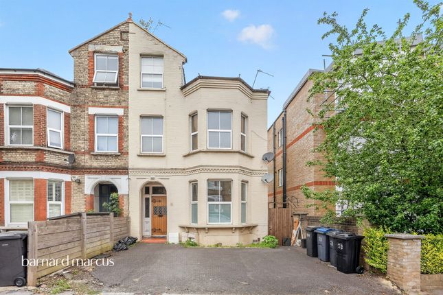 2 bed property, in Moreton Road, £275,000