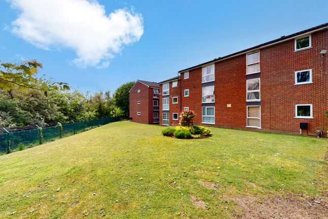 1 bed property, in Aylsham Drive, £274,000