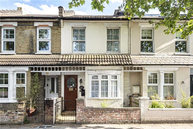 2 bed property, in Chertsey Road, £575,000