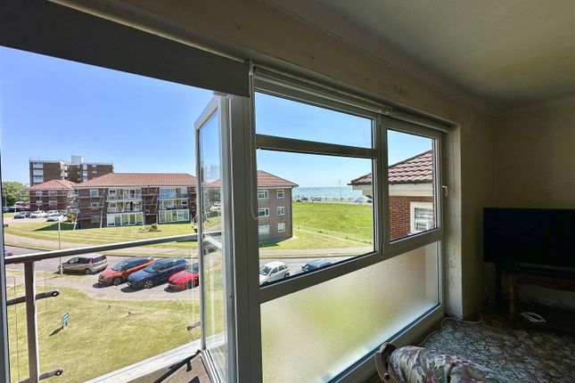 2 bed property, in Sutton Place, £190,000