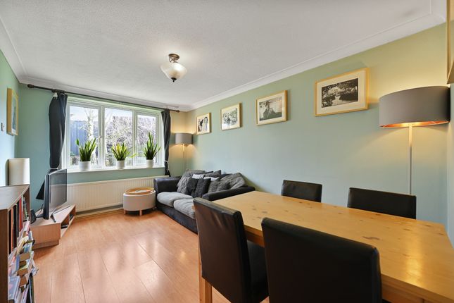 1 bed property, in Lynn Close, £290,000