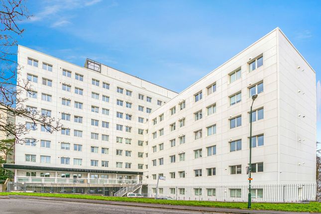 2 bed property, in Prince Of Wales Road, £120,000