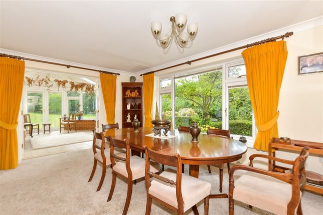4 bed property, in Hill Avenue, £800,000