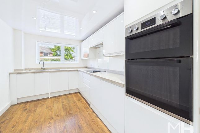 2 bed property, in Moorlands, £122,500