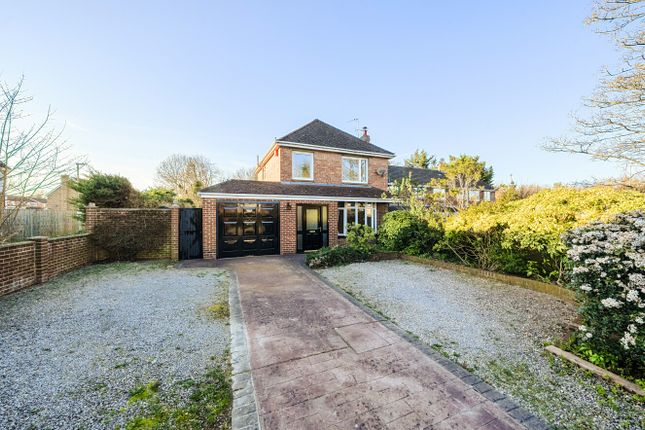 3 bed property, in Highworth Road, £375,000