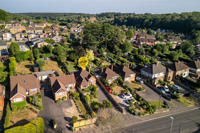 2 bed property, in Sawpit Hill, £585,000