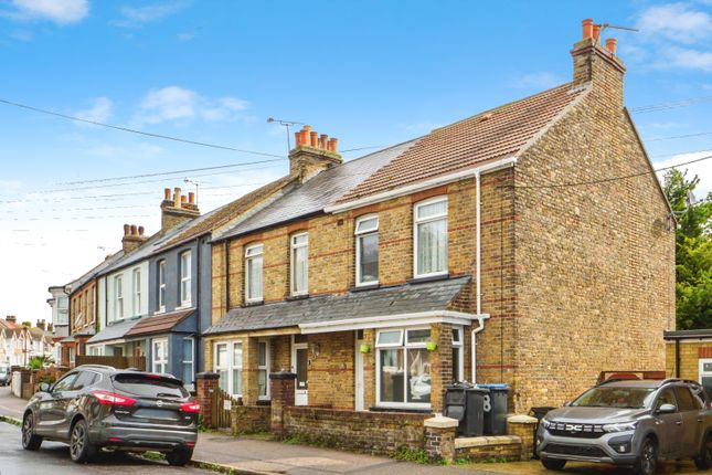 3 bed property, in Victoria Avenue, £250,000