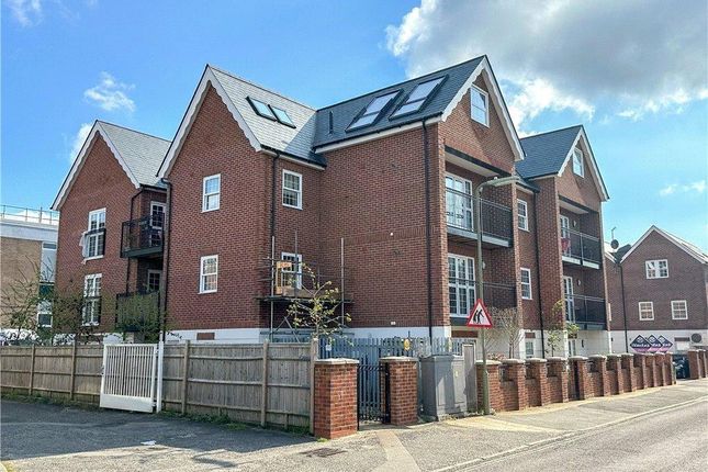 2 bed property, in Crondall Place, £290,000