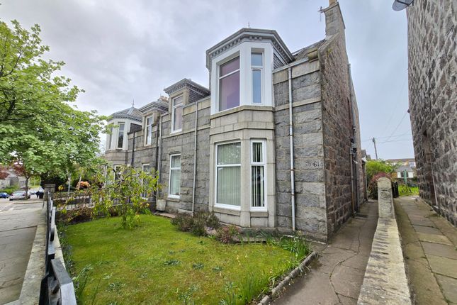 3 bed property, in Clifton Road, £129,000