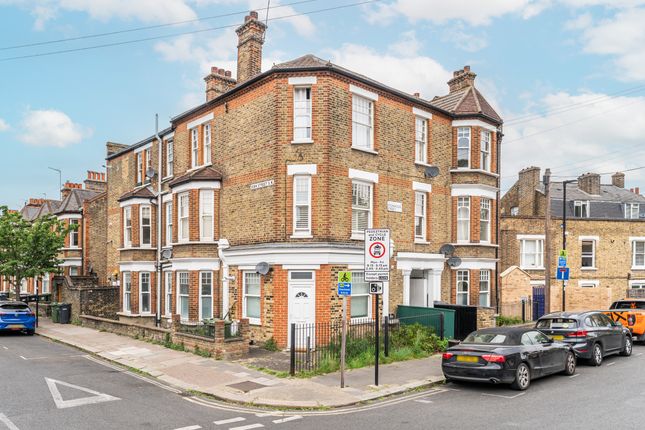 1 bed property, in 132 Stonhouse Street, £375,000
