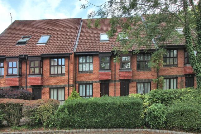 1 bed property, in Woking, £200,000