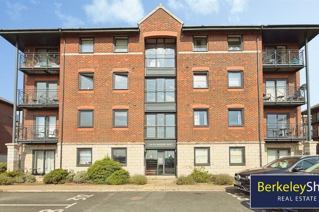 2 bed property, in Waterloo Road, £170,000