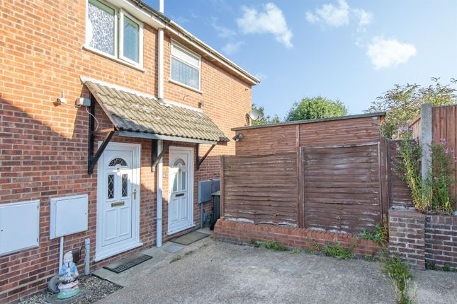 2 bed property, in Redwood Close, £160,000