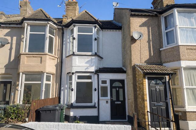 2 bed property, in Milton Road, £285,000