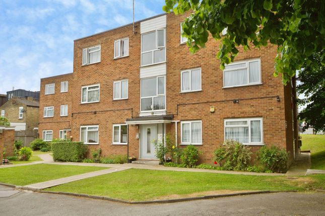 2 bed property, in Shernhall Street, £400,000