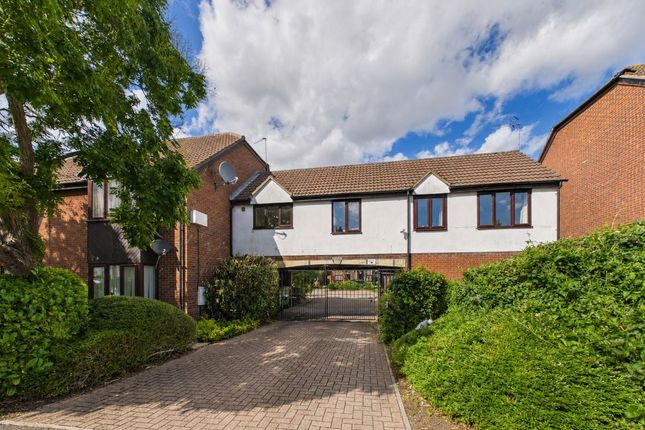 2 bed property, in Lysons Avenue, £135,000