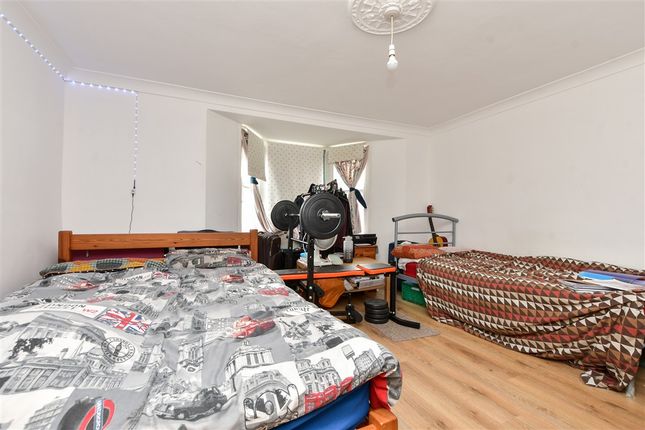 2 bed property, in High Street, £130,000