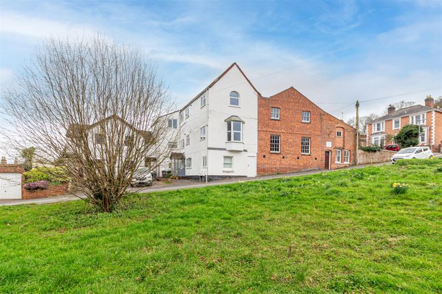 2 bed property, in Bank Street, £180,000