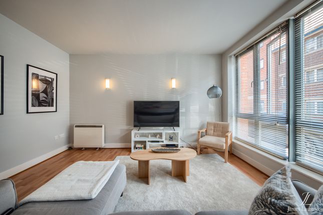 2 bed property, in Northwood Plaza, £170,000