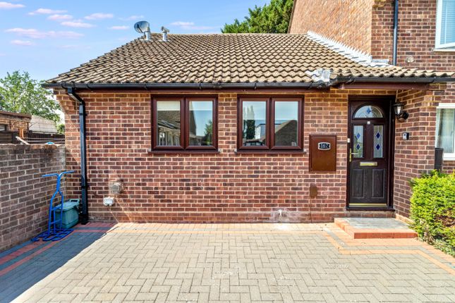 2 bed property, in Nursery Close, £200,000