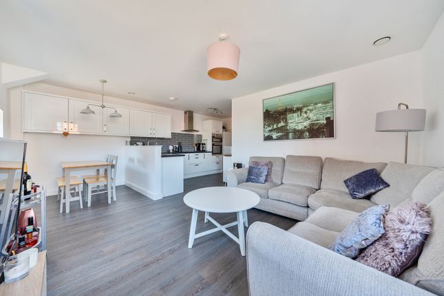 2 bed property, in Bartholomews Square, £260,000