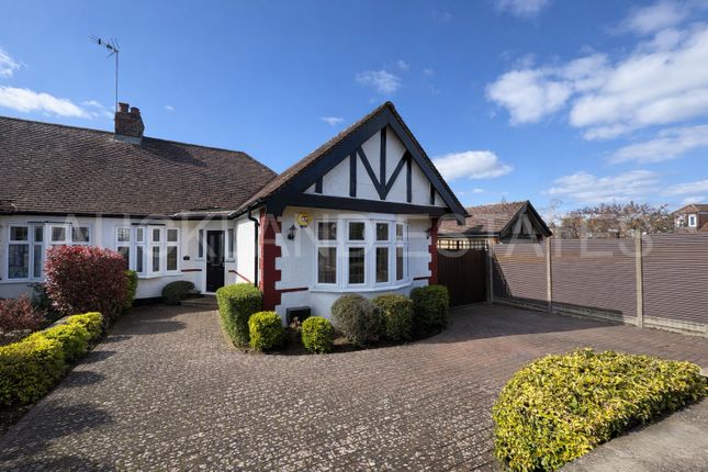 3 bed property, in Oakroyd Close, £755,000