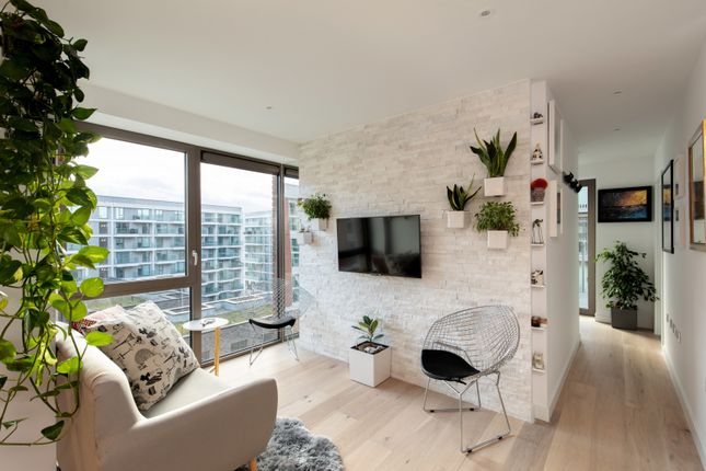 3 bed property, in Pendant Cout, £660,000