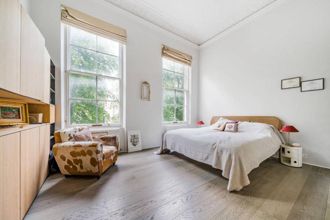 3 bed property, in Lower Sloane Street SW1W, £1,095,000