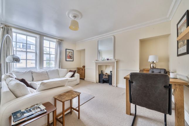 1 bed property, in St. James's Parade, £260,000