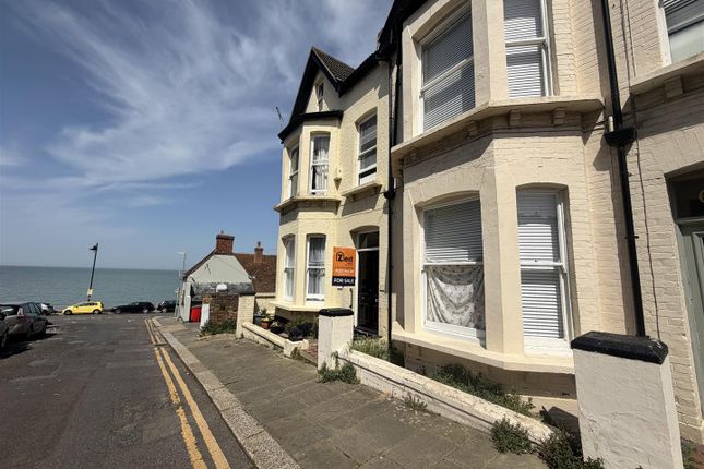 1 bed property, in East Street, £150,000