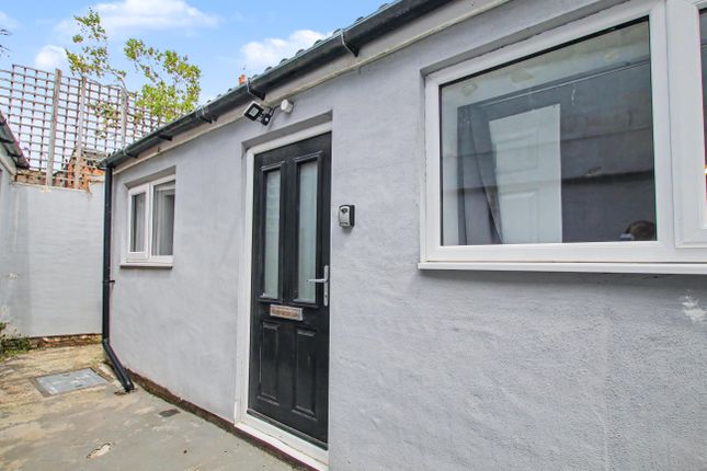 1 bed property, in Flat 6, £70,000