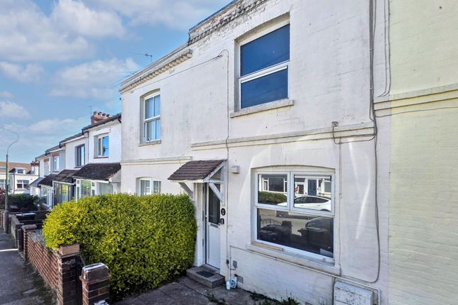 2 bed property, in Canterbury Road, £255,000