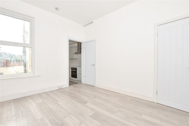 2 bed property, in Park Avenue, £260,000