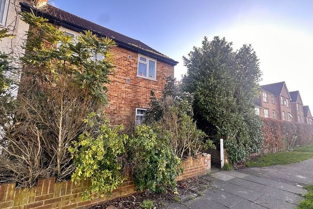 2 bed property, in Staines Road, £294,950