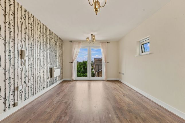 2 bed property, in Hollybrook Park, £200,000