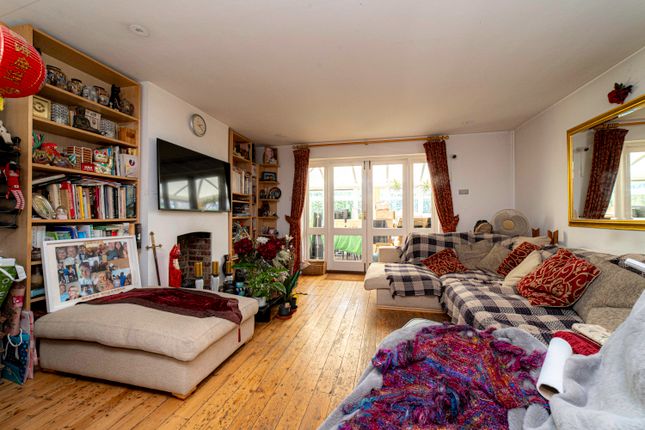 2 bed property, in Vernon Place, £300,000