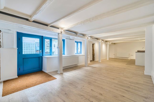 1 bed property, in Carnglaze Place, £195,000
