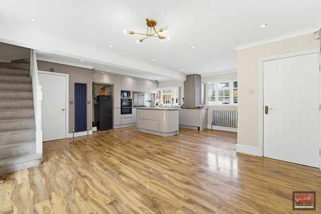 5 bed property, in Farmers Road, £550,000